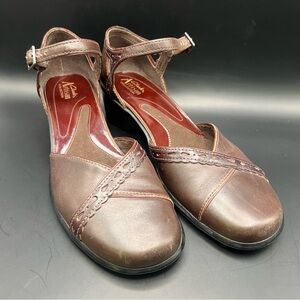 Clarks-Artisan, Size:9M, Women's Brown Leather Shoes, Cracked bottom on one shoe